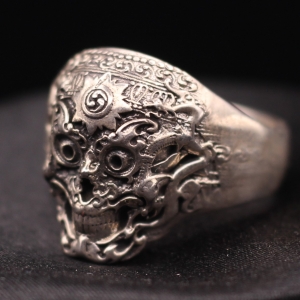 Tomoe Ring, Medium